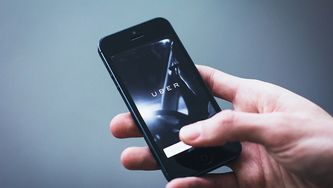 Kontroverzné rozhodnutia v oblasti platforiem Uber a Deliveroo v zahraničí. Týka sa nás to?