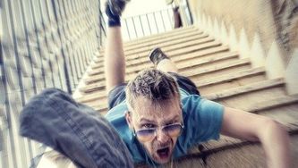 Pád na ceste z postele na „home office pracovisko" ako pracovný úraz? V Nemecku áno!