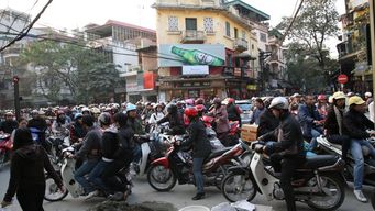 How to cross the road in Hanoi
