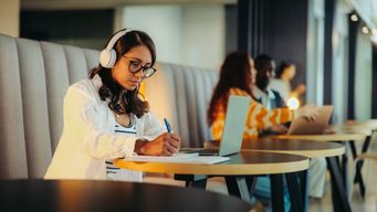 Buying a book on how to write prompts will still only make you average, so how can you be great with AI in sales?