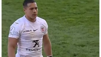 Cheslin Kolbe, arguably the best rugby player in the world right now, cleaning up rubbish around the pitch at Thomond Park after full-time...