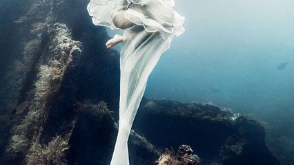 Breathtaking photos of models posing 25 meters underwater in the Bali waters