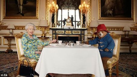 Paddington Bear pays tribute to the Queen