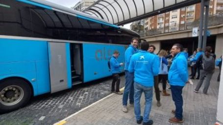 La Asociación de Voluntarios de CaixaBank moviliza dos convoyes de autobuses hacia Ucrania