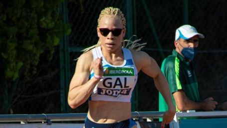 La historia de Adiaratou Iglesias, la corredora que gana medallas sin ver las líneas de la pista ni la meta