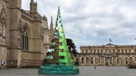 Noël à Bordeaux : pas "d'arbre mort", mais un sapin de verre et d'acier