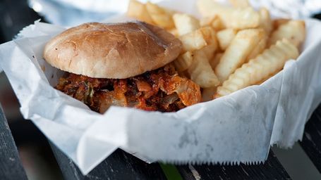 Consumo quiere limitar la publicidad de la comida basura en Youtube y las redes sociales