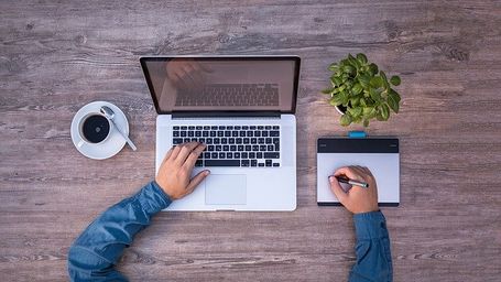Los jóvenes emprendedores que salvaron de la quiebra a esta empresa de bolsas de plástico