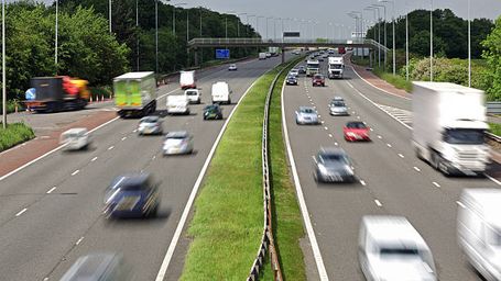 Rouler à 110 km/h sur l'autoroute : l'appel de personnalités pour la planète et le porte-monnaie