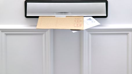 Neighborhood celebrates mailman on last day of work before retiring