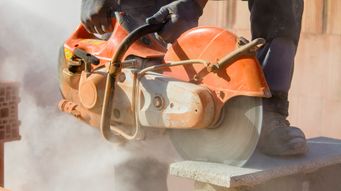 Copy of Czy plany ograniczenia ilości krzemionki w kamieniach sztucznych, takich jak kwarcowe blaty kuchenne, lepiej ochronią pracowników przed pylicą krzemową?