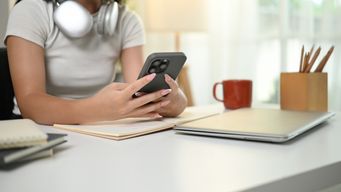 Navigating the Cell Phone Challenge: What Iowa’s New School Policy Means for Students