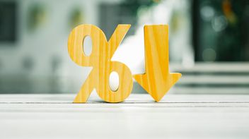 EBA guidance on acquiring payments transactions and whether electronic money institutions can apply negative interest