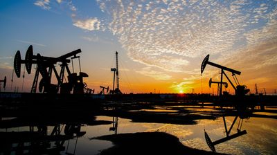 油泵，工业设备。油田现场，油泵正在运行。石油开采。