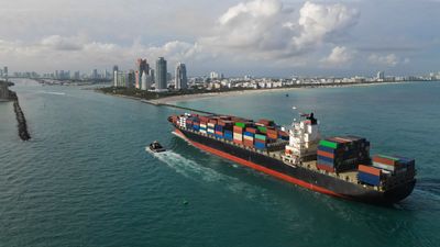 Conteneur de fret sur un navire cargo. Navire cargo quittant le port. Navire porte-conteneurs. Exportation et importation. Activité de fret. Port de Miami. Navire avec conteneur, vue aérienne. Activités du chantier naval de fret.