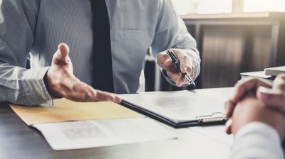 Homme d'affaires et homme de loi ou juge consultant ayant une réunion d'équipe avec un client, concept de droit et de services juridiques.