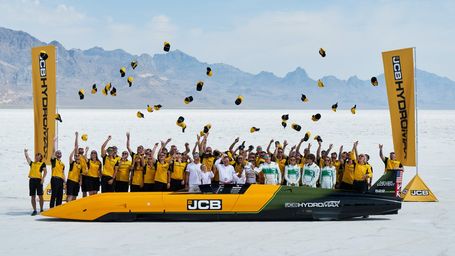 HYDROGEN-POWERED JCB HYDROMAX SETS 406.320 MPH WORLD LAND SPEED RECORD