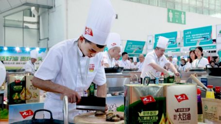 What are the future development trends in the field of edible oil packaging?