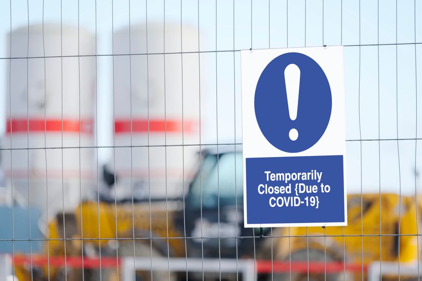 Closed construction site sign due to Coronavirus Covid-19 uk
