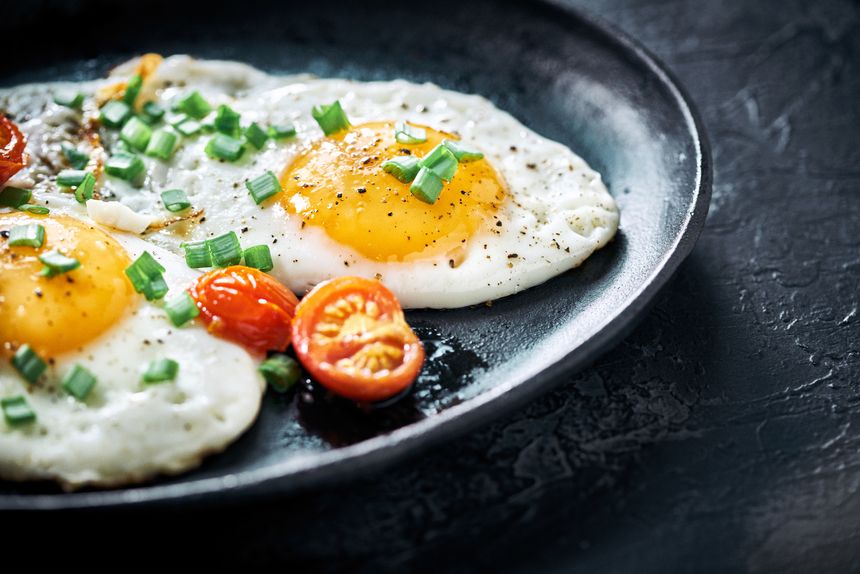 Fried eggs with tomatoes
