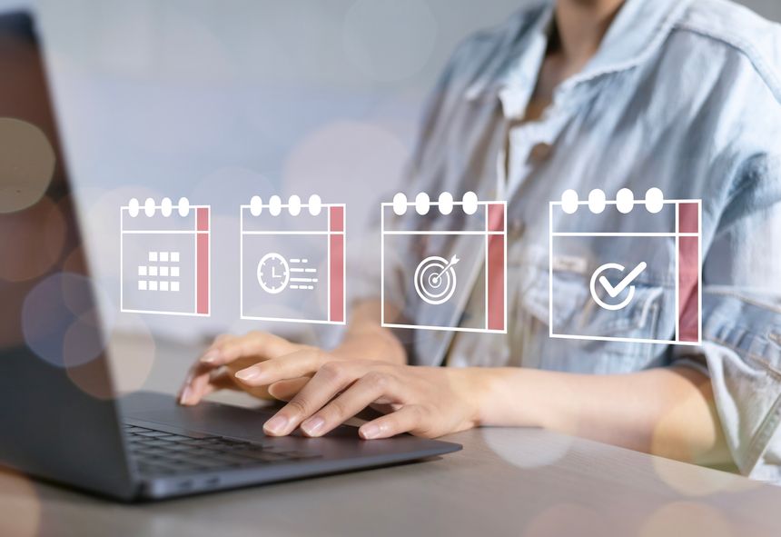 Businessman with virtual calendar to organize tasks and appointments. Shows scheduling, task management, time optimization and agenda setting. Concept of scheduling tasks and agenda.