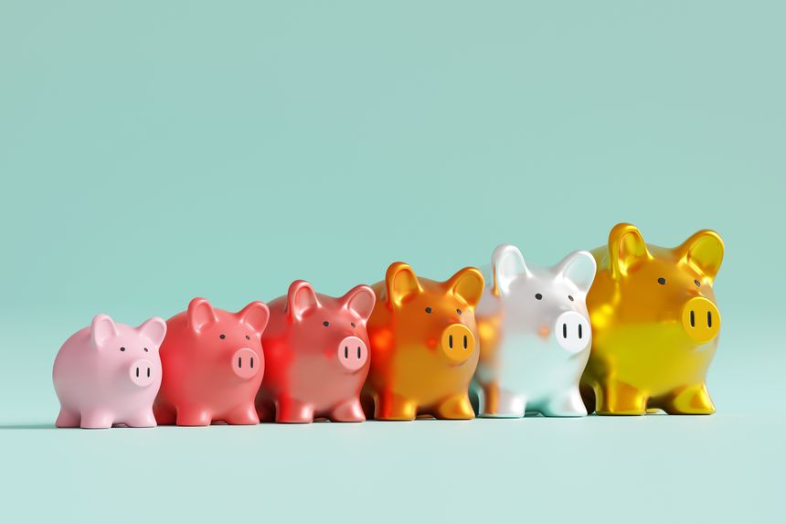 Piggy banks lining in a row from small to large and pink to gold correspondingly on a green background. Illustration of the concept of wealth building and profitable return on investment