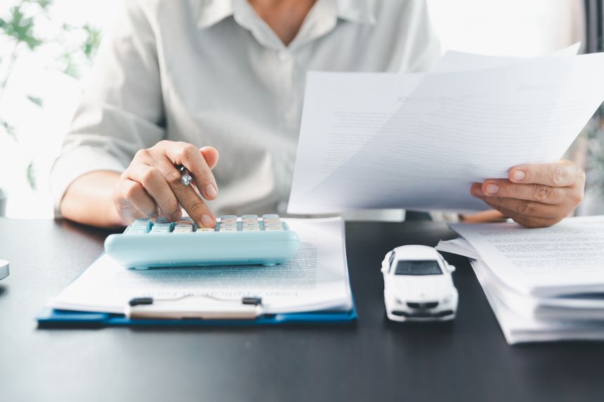 Sale agent deal to agreement successful car loan contract with customer and sign agreement contract Insurance car concept. Car dealer businesswoman signing car insurance document or lease paper.