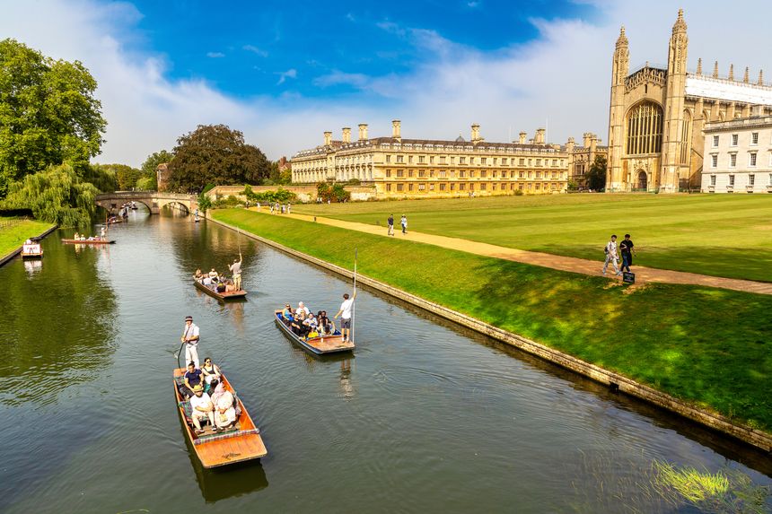 Punting boat on the river Cam and King's College Chapel in Cambridge, University of Cambridge, England, United Kingdom