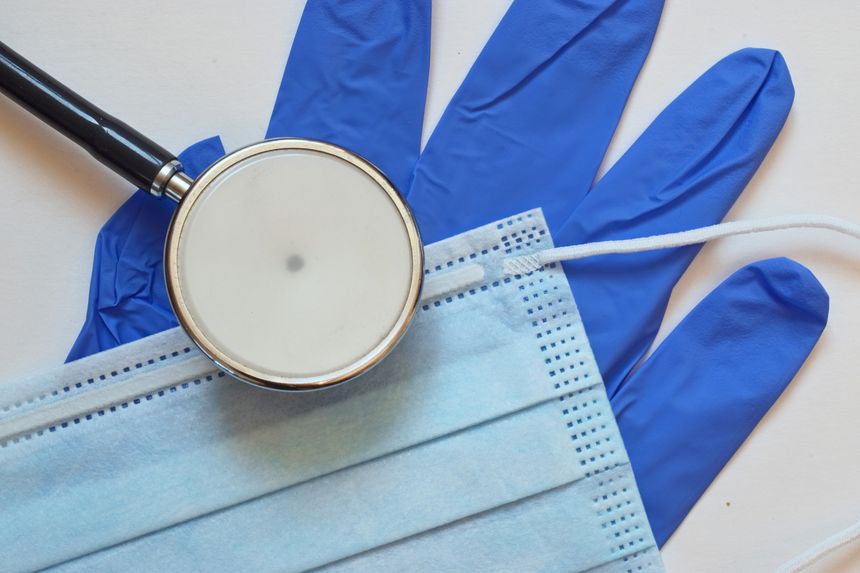 Auscultation for flu-like infections: gloves and mouth and nose mask for protection