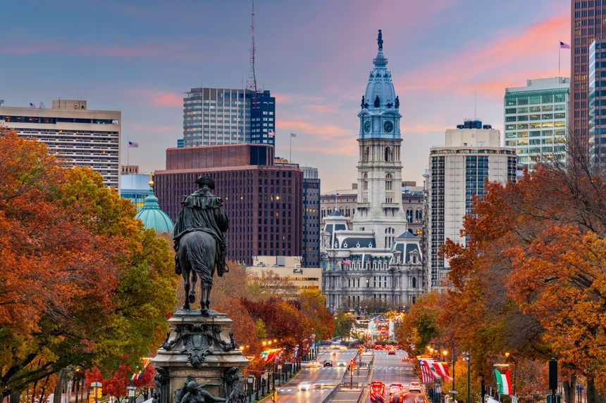 Philadelphia, Pennsylvania, USA in autumn overlooking Benjamin Franklin Parkway.