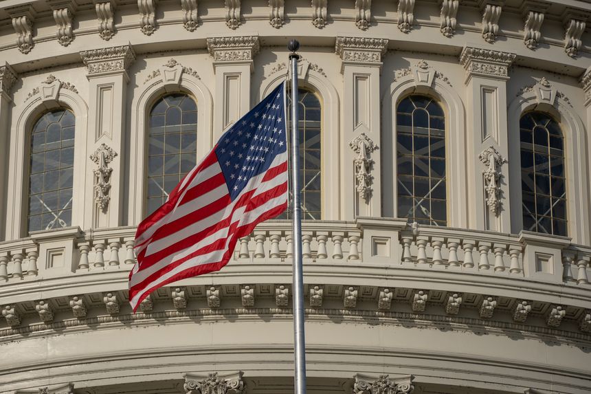Drapeau américain flottant au Capitole à Washington DC