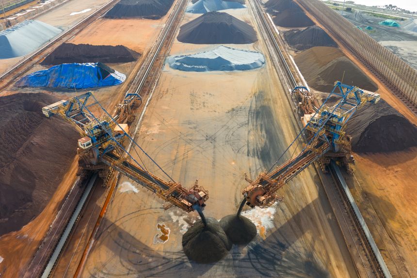 Terminal comercial colorido de transbordo de minério de ferro está em operação