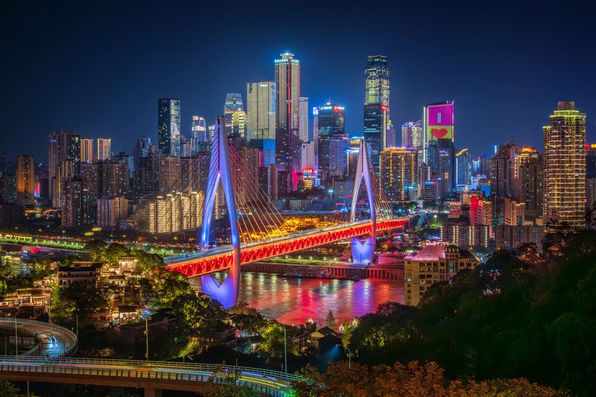 The Chongqing Dongshuimen Yangtze River Bridge is located in the city of Chongqing and connects the Yuzhong district with the Nan’an district. Official opening to traffic was in 2014.
