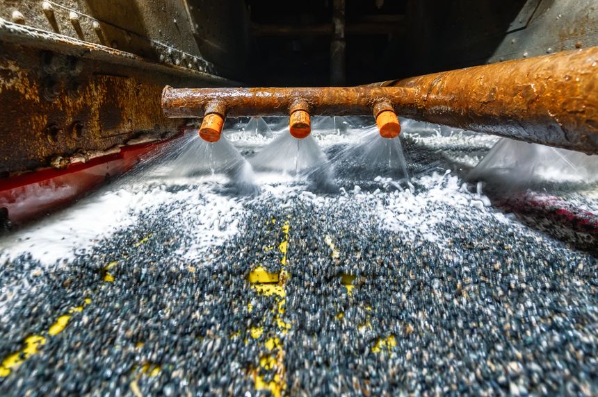 Vibrating screen, ore washing with liquid. The liquid is poured out in a fan-like stream from special nozzles.