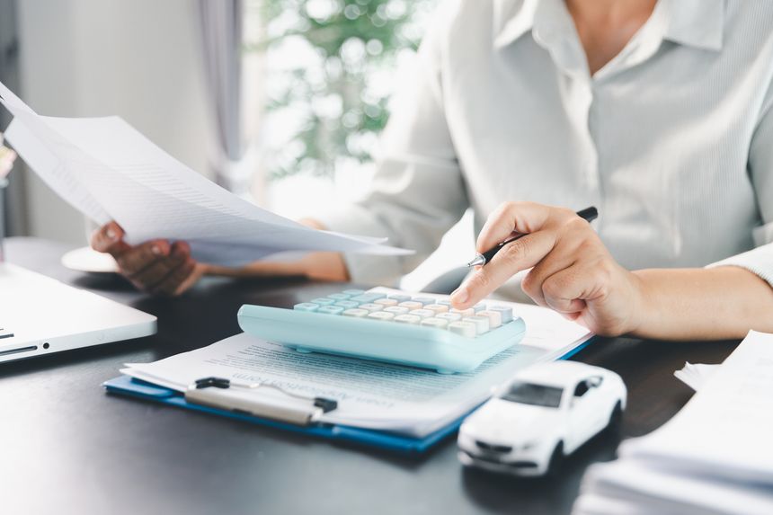 Sale agent deal to agreement successful car loan contract with customer and sign agreement contract Insurance car concept. Car dealer businesswoman signing car insurance document or lease paper.