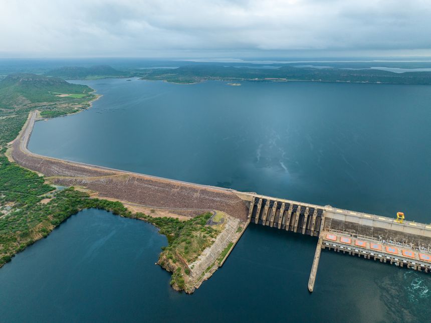 The Luiz Gonzaga Hydroelectric Power Plant, formerly known as Itaparica, is located on the São Francisco River, between Pernambuco and Bahia. Inaugurated in 1988, it has an installed capacity of 1,479 MW, supplying electricity to the Northeast region of Brazil. The plant also created the Itaparica Reservoir, which supports irrigation projects and local fishing activities. Named after the famous Brazilian musician Luiz Gonzaga, the plant plays a key role in renewable energy production and regional development.