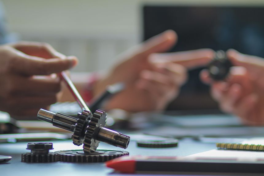 The gear set is placed on the workbench of a team of factory mechanical engineers to study and design the working system of the mechanical gearbox in the factory to complete the production.