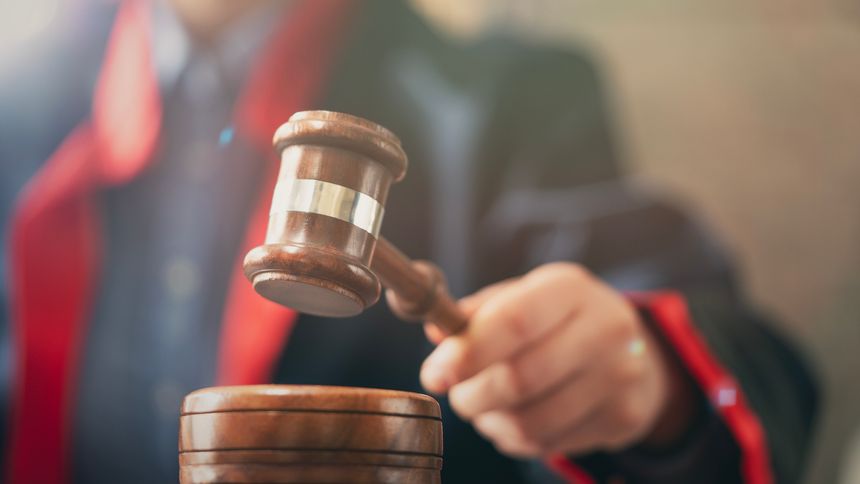 Judge hitting the gavel to finalize a decision