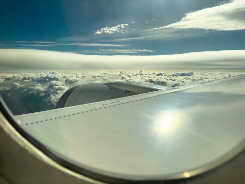 Witness the turbine of an Atlantic flight: Crossing with a commercial jet. This photo shows the turbine of a commercial jet in action during a transatlantic flight over the Atlantic.