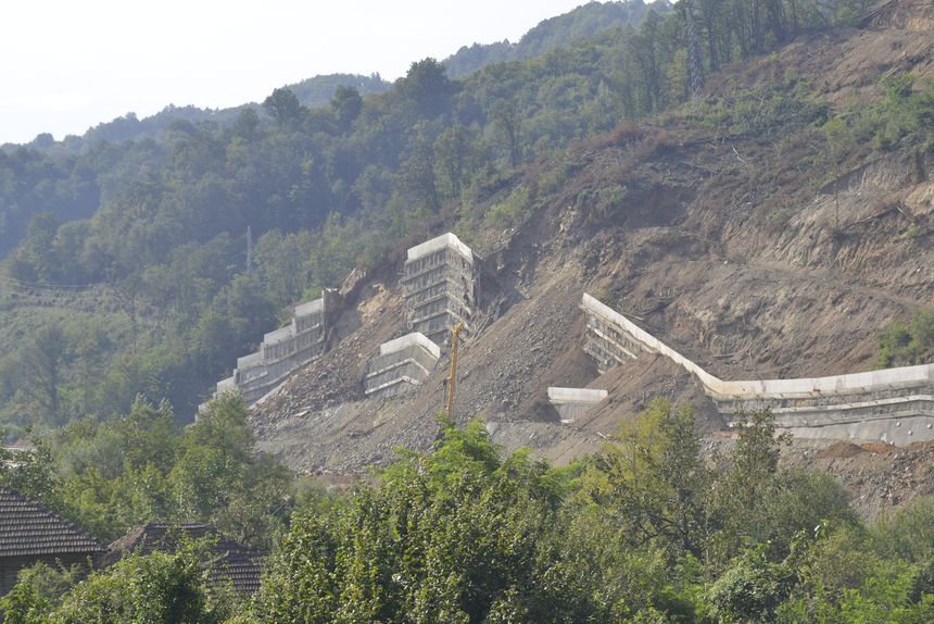 Collapsed retaining wall by the expressway