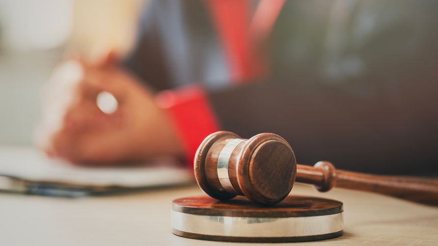 Judge hitting the gavel to finalize a decision